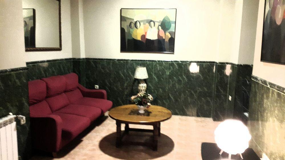 Hostal La Casa De Enfrente Малага Экстерьер фото