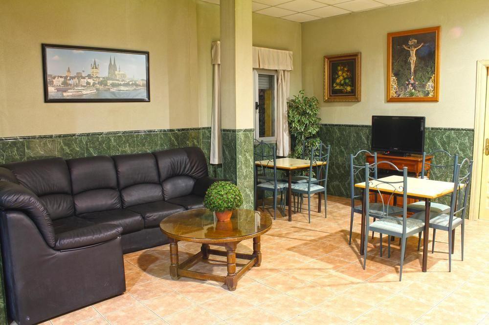 Hostal La Casa De Enfrente Малага Экстерьер фото