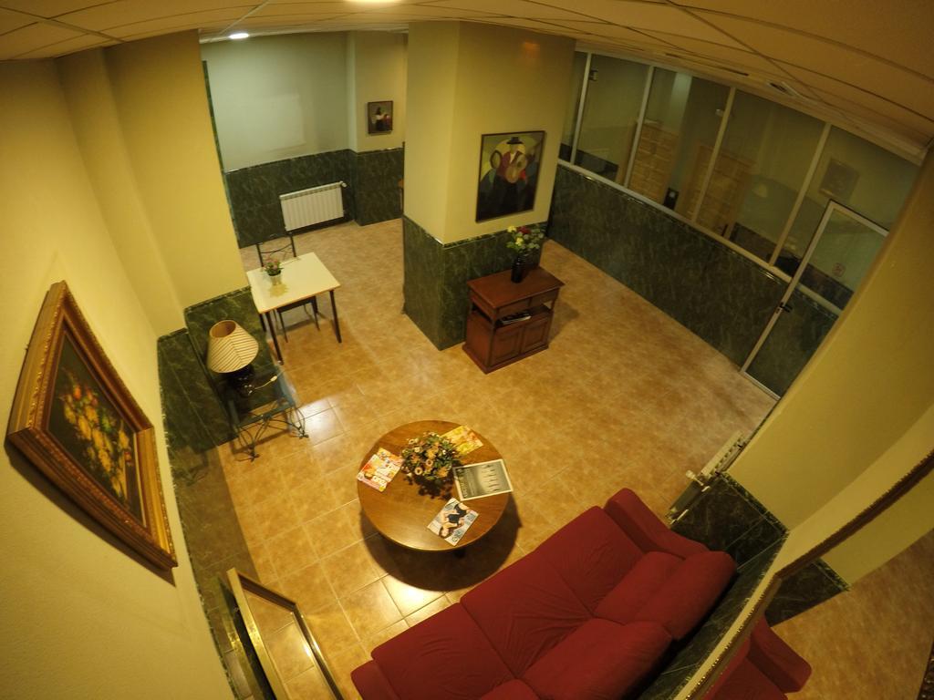 Hostal La Casa De Enfrente Малага Экстерьер фото