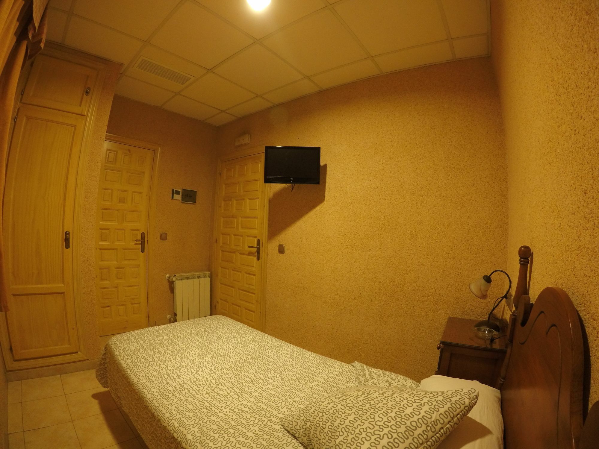 Hostal La Casa De Enfrente Малага Экстерьер фото
