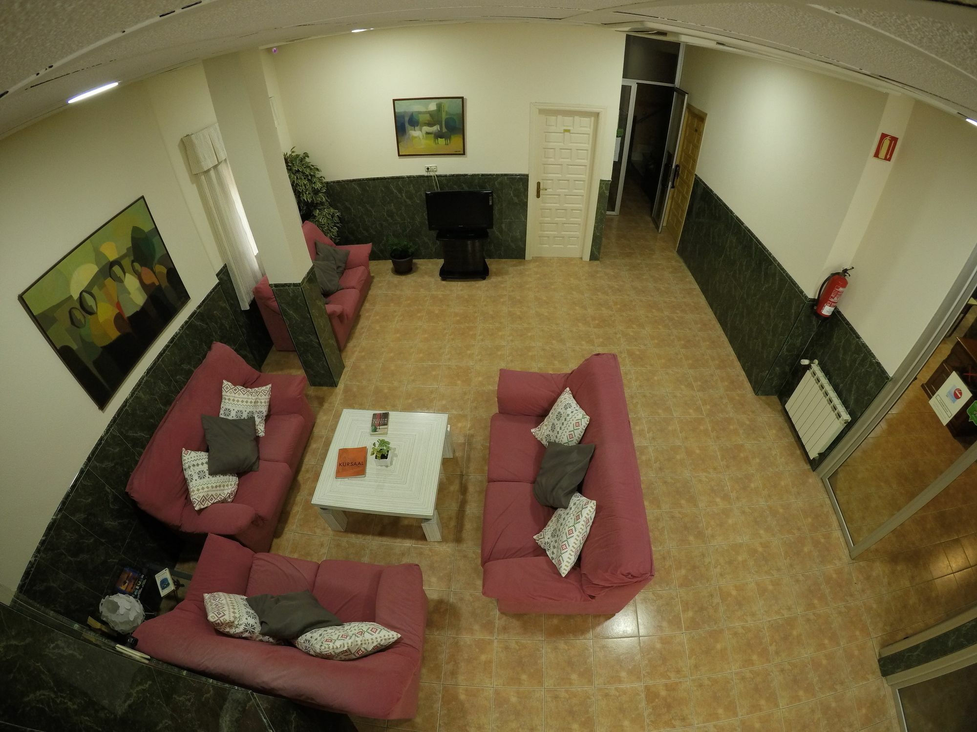 Hostal La Casa De Enfrente Малага Экстерьер фото