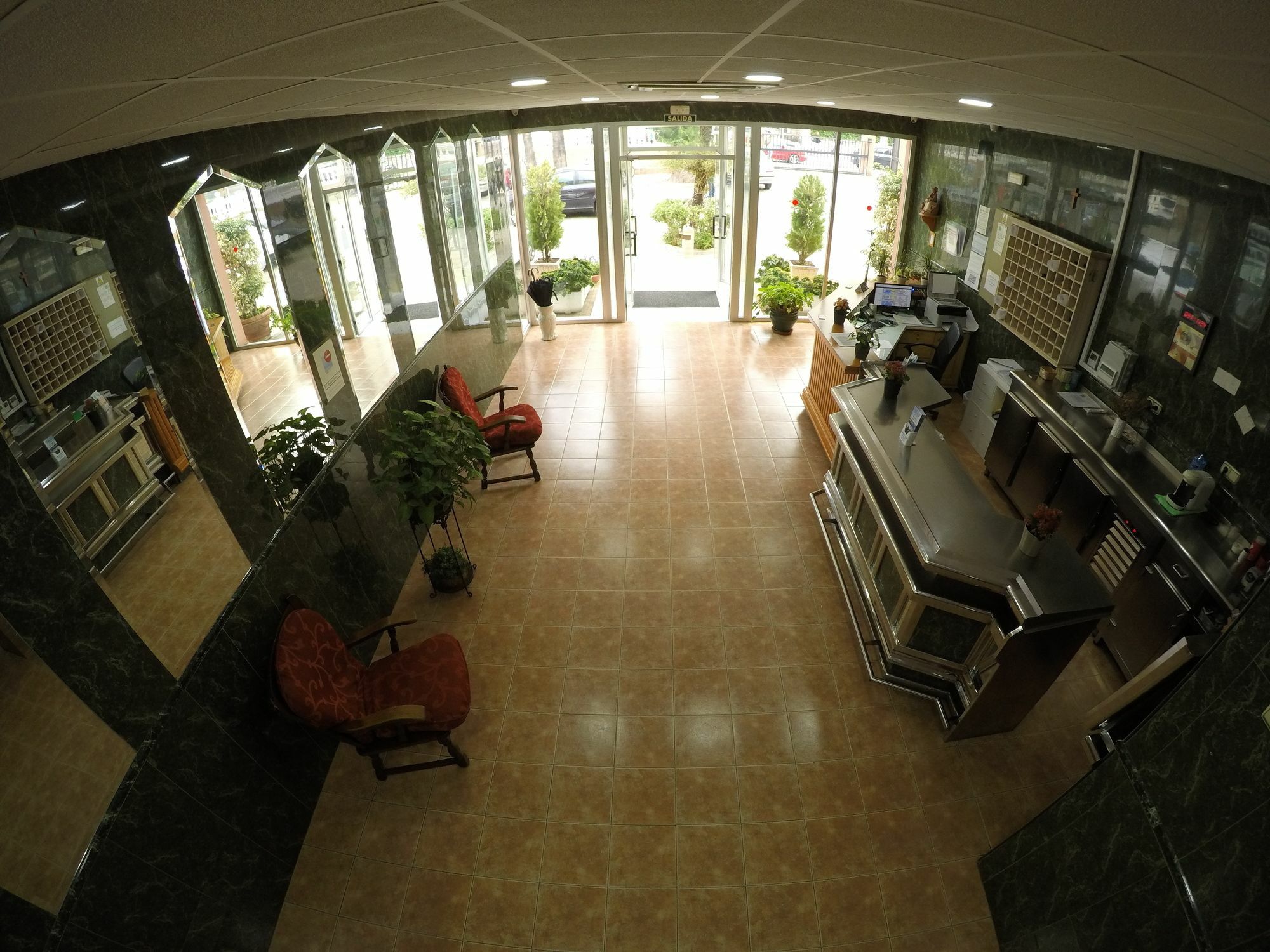 Hostal La Casa De Enfrente Малага Экстерьер фото