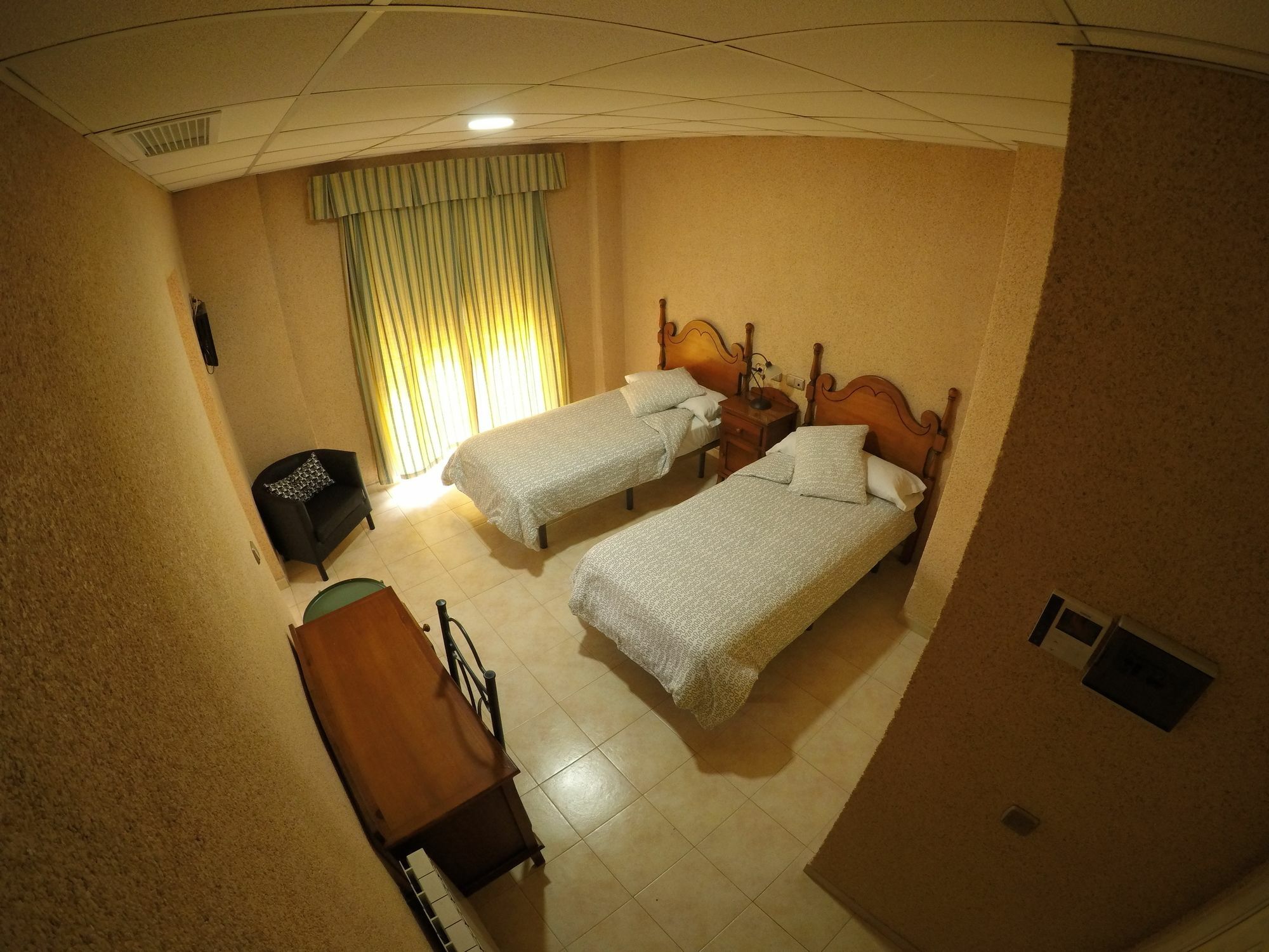 Hostal La Casa De Enfrente Малага Экстерьер фото