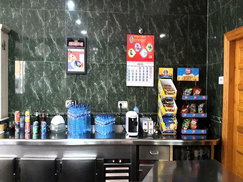 Hostal La Casa De Enfrente Малага Экстерьер фото