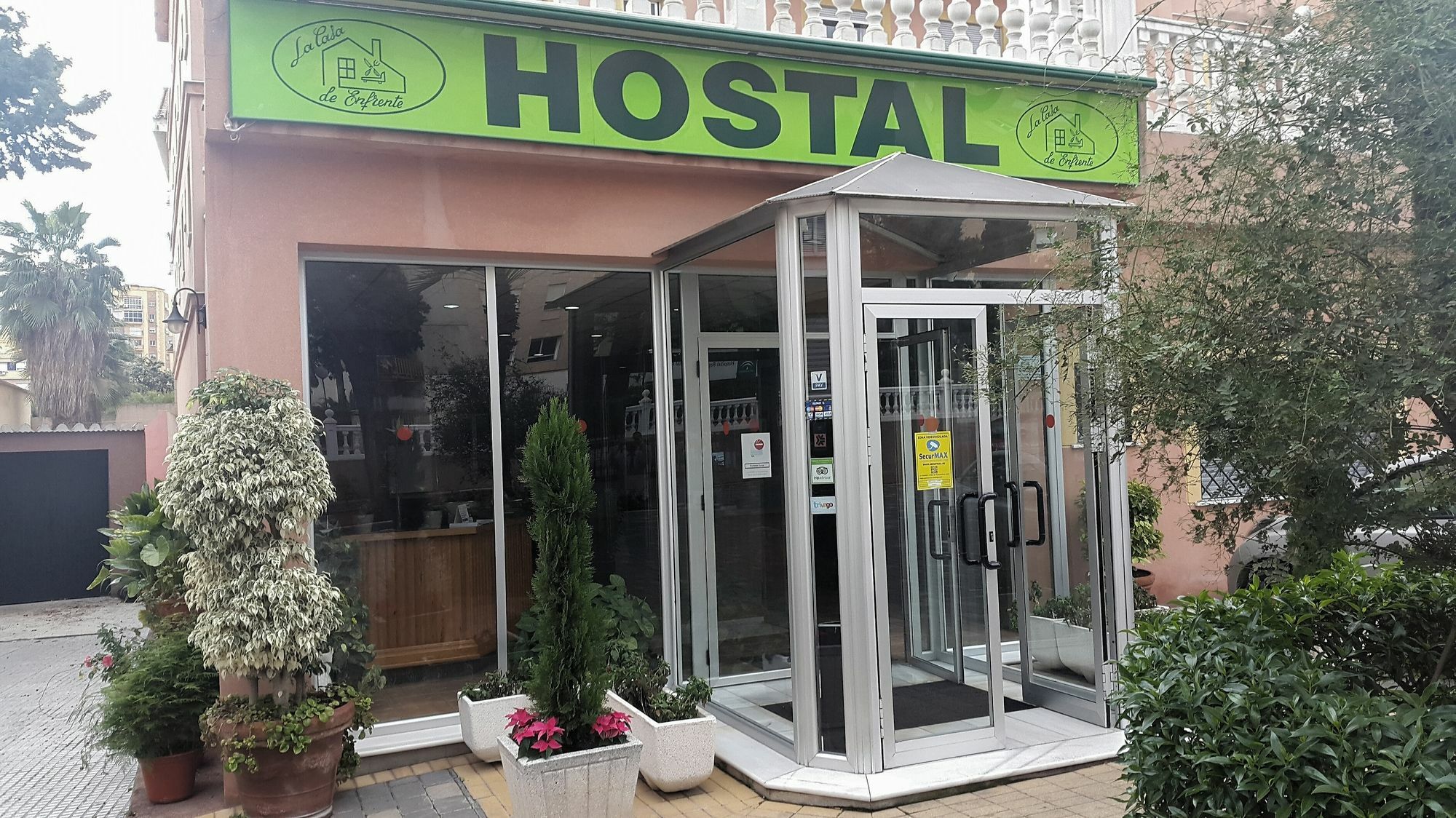Hostal La Casa De Enfrente Малага Экстерьер фото