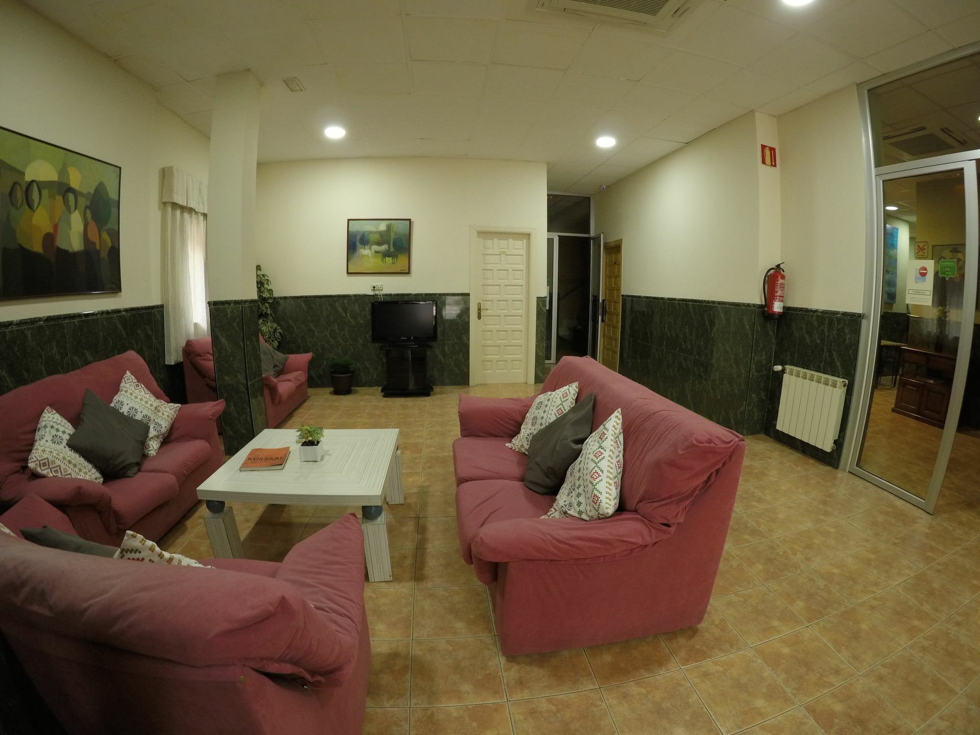 Hostal La Casa De Enfrente Малага Экстерьер фото
